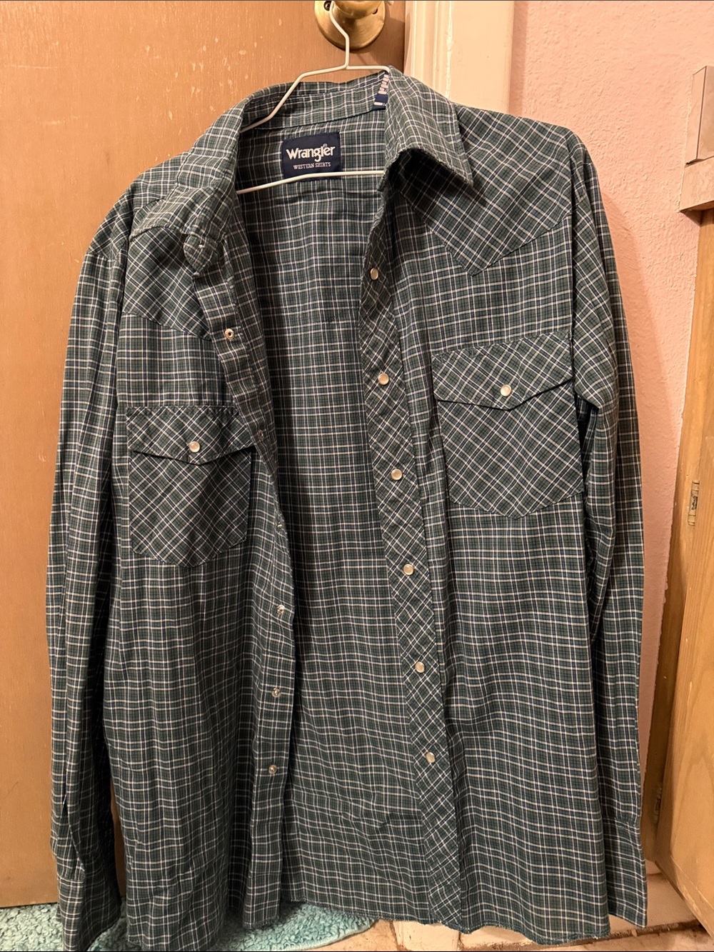 Wrangler Men’s Dark Green Plaid Button-Down Western Shirt